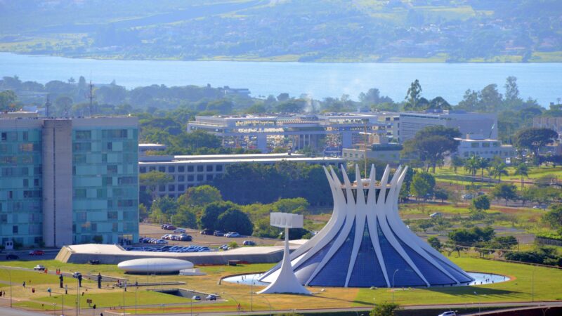 A Arte e Arquitetura de Brasília: O Legado de Oscar Niemeyer  Os prédios icônicos e a influência modernista.