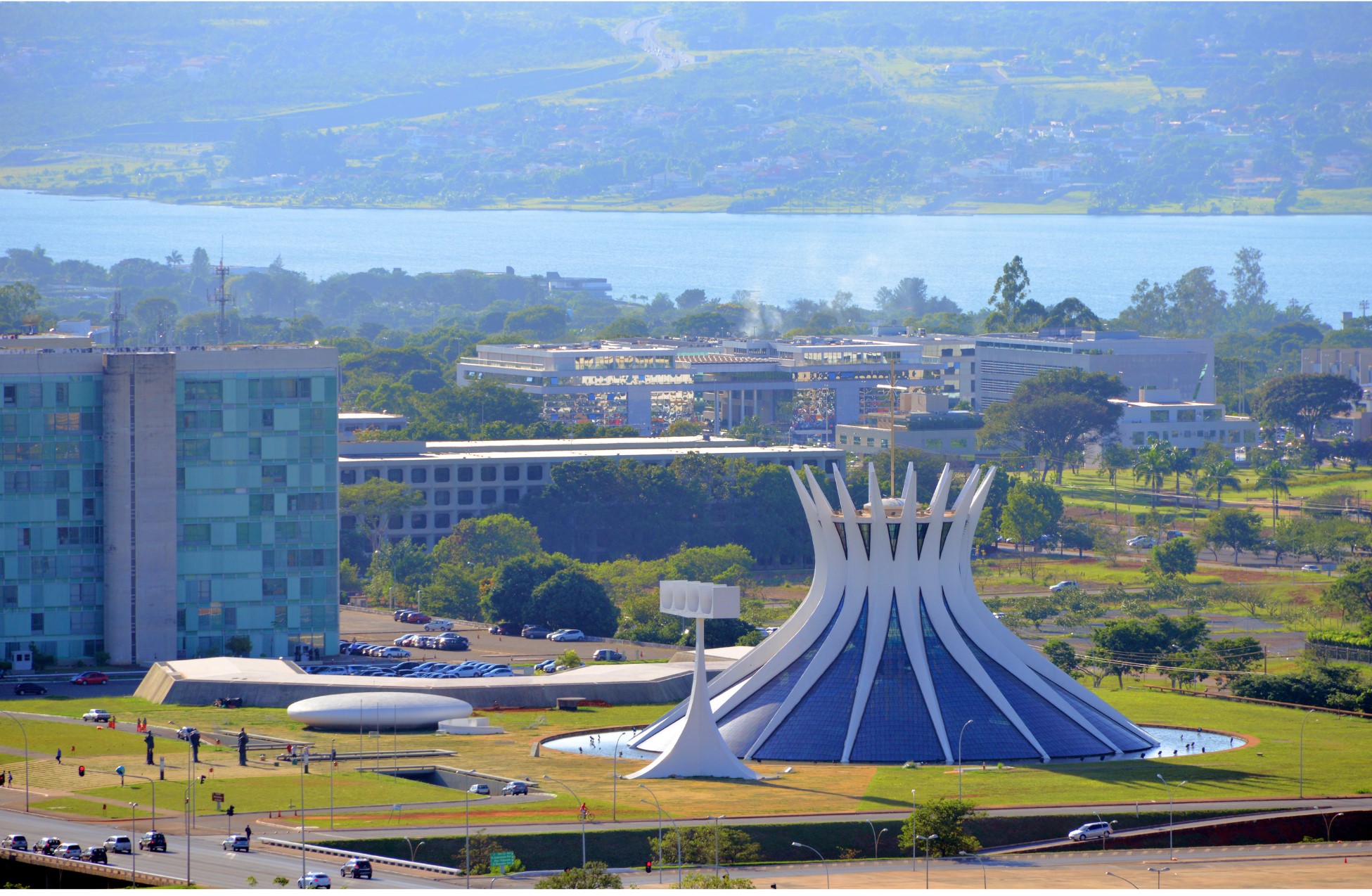 A Arte e Arquitetura de Brasília: O Legado de Oscar Niemeyer  Os prédios icônicos e a influência modernista.