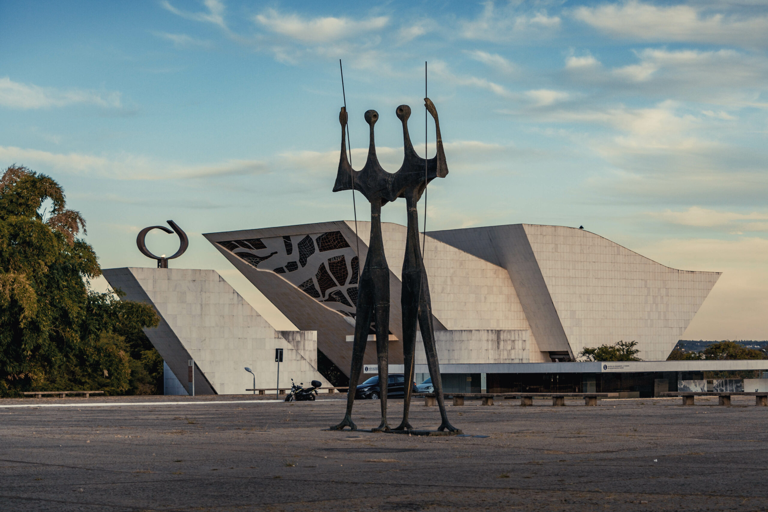 Como funcionam os Três Poderes na capital