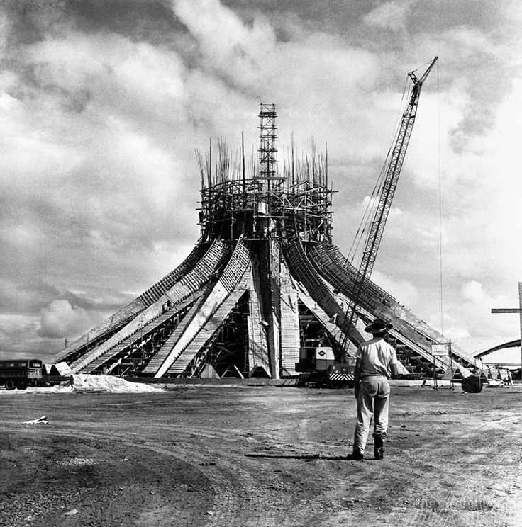 Por que Brasília foi construída no meio do nada?