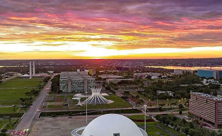 Brasília além da política