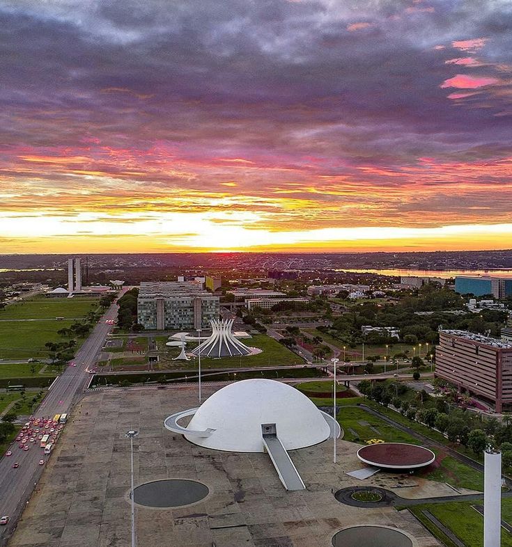 Brasília além da política